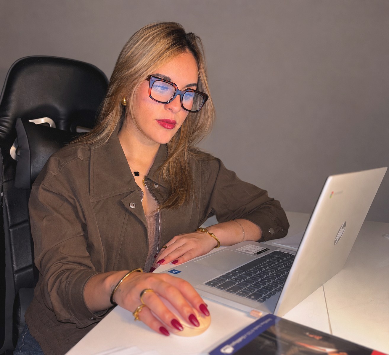Fiorella, freelance web designer, working at her desk